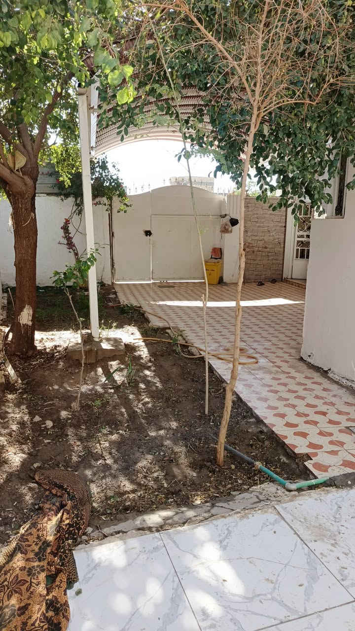 السلام عليكم مرخصت الأدمن بيت مع قطعة ركن للبيع الموقع حي الفرات قرب مكتب سيد ناصر الزاملي  مساحة البيت 256م ومساحة القطعة 112م  
ملاحظة/ امام المنزل يوجد منتزه 

مواصفات البيت
الطابق الأول... 
1_يحتوي على كراج 
2_مدخل استقبال + استقبال
3_يحتوي على غرفتين 
4_ صاله بمساحة كبيرة+درج دور
5_حمام+صحيات
6_مطبخ 
7_الارضية بورسلاين 
ملاحظة/ الطابق الأول كونكريت مسلح
الطابق الثاني..... 
1_يحتوي على غرفتين 
2_حمام+صحيات
3_صاله كبيرة
4_يحتوي على سطح الأول
5_الأرضية بوسلاين
ملاحظة/ السطح الثاني اعگادة 

للأستفسار الاتصال على الرقم: ***********
