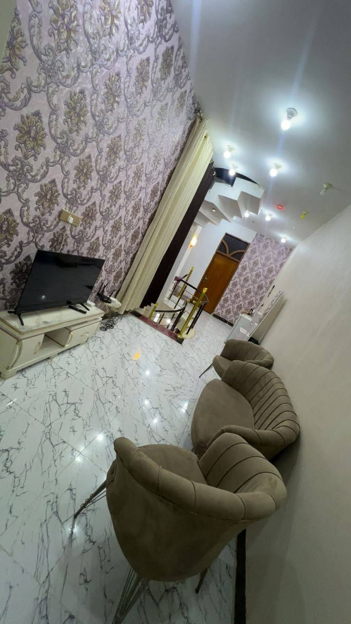 بيت للبيع مساحه 100م واجه 5 نزال 20 طابو زراعي سند 25 مشمول بالتطويب يحتوي البيت ع طابقين وثالث بيتونه كبيره غرف نوم عدد 3 حمامات عدد 3 مطبخ وصاله وستقبال البيت جديد نضافه فول . البيع نقد او قسط المقدمه 45 والقسط الشهري 500 الف العنوان الكوت المنطقه الكوت الجديده شارع الأقواس قرب صيدليه النهرين للاستفسار ***********
