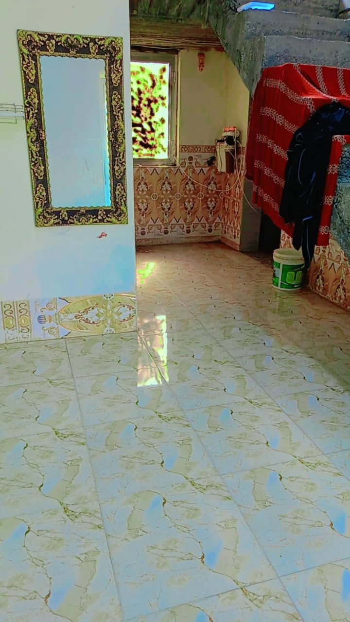 السلام عليكم ورحمة الله وبركاته يوجد بيت للبيع في العلم منطقة العهد الجديد(عرب الصين)بالحاوي يم مشتملات دكتور علي الحسين . مساحة الارض 420 مساحة البناء 160.غرفة 2 .مطبخ حار +بارد .استقبال .صحيات صنف الارض طابو زراعي... التواصل على الرقم *********** او على الخاص
