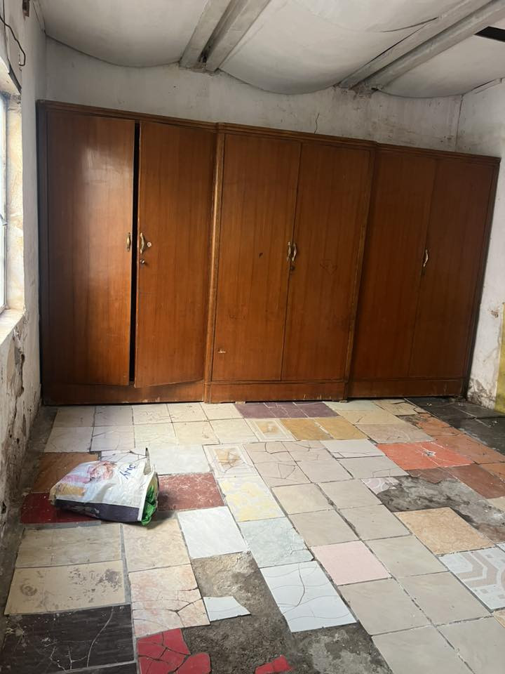 بيت للبيع في  (المجمع النور السكني) حواسم الشعله 
 
🧑🏻‍💻المساحة ٢٦٠ 

يحتوي على غرفتين 🏠
وهول كبير 
ومطبخ 
وحديقه كبيره 🌲
السعر: ١٥ وبي مجال 
للاستفسار اكثر الاتصال على الرقم :***********
