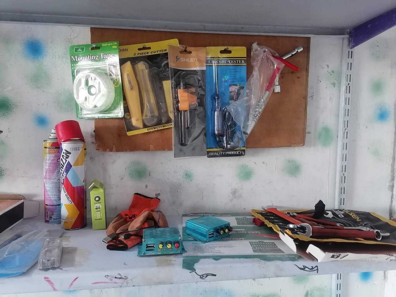 السلام عليكم  محل للبيع لعدم التفرقه كماليات استيكرات لاوصق لدرجات للسيارت..  مع دريل لقم.. دريل شد وفل براغي.. مع رفوف..كامل مكمل  بس تكعد فير للفابلون 

السعرمناسب خاص او الاتصال ***********
المكان بيجي..
