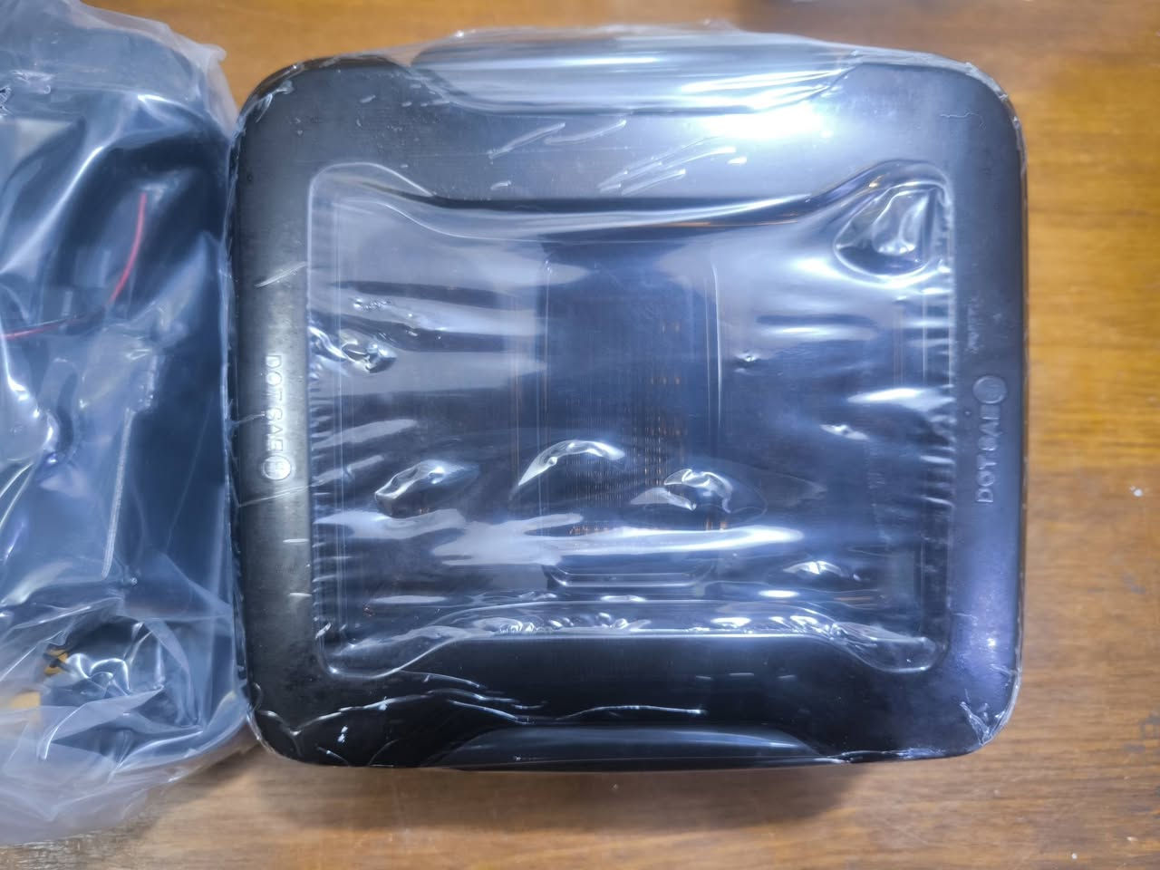 هذا المنتج هو مصباح خلفي (Tail Light) مصمم خصيصاً لسيارة جيب رانجلر JL (موديلات 2018-2022). 
نوع الإضاءة: تعتمد على تقنية LED لإشارات الانعطاف، الفرامل، الرجوع للخلف، والقيادة النهارية. 
الجهد الكهربائي: تعمل بجهد 12 فولت. 
المادة: مصنوعة من بلاستيك ABS المتين. 
المميزات: تتميز بمقاومة عالية للماء، وغالباً ما تأتي بعدسات مدخنة أو حمراء تعطي مظهراً رياضياً. اليعرف بيهم ينطي سعر وبالعافيه


**إذا كنت صاحب هذا الإعلان وتريد حذفه لأي سبب، رجاءا أرسل رسالة إلى الدعم الفني**