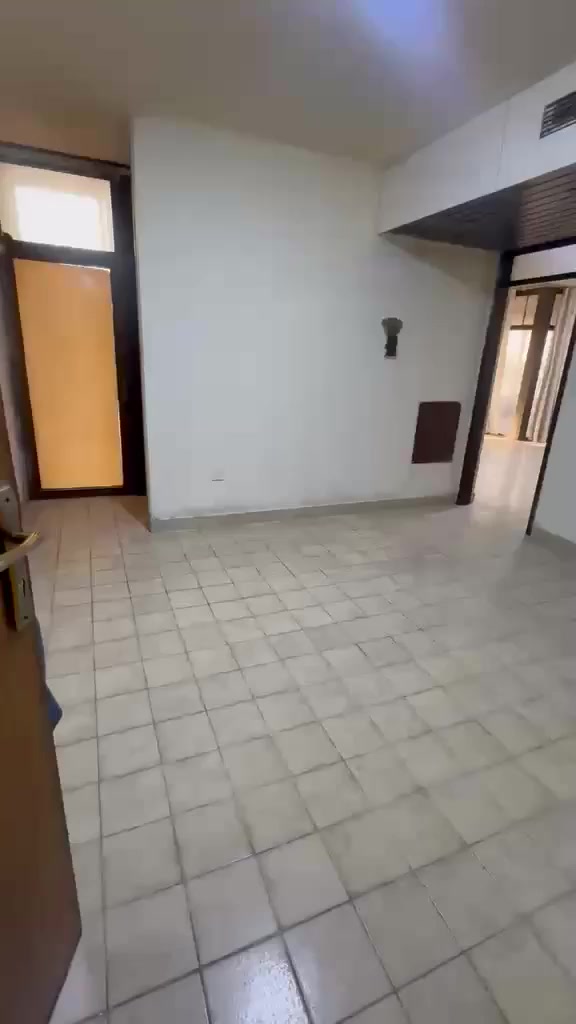 #للايجار🔥
شقة طابق رابع جديدة 
المواصفات:غرفتين +صالة + مطبخ حديث+ حمامين + بالكونات + مخزن ♥️
نظام مصاعد 
الايجار : خمس اوراق مقدمه اربع شهور 

للاستفسار الاتصال على الرقم :***********
