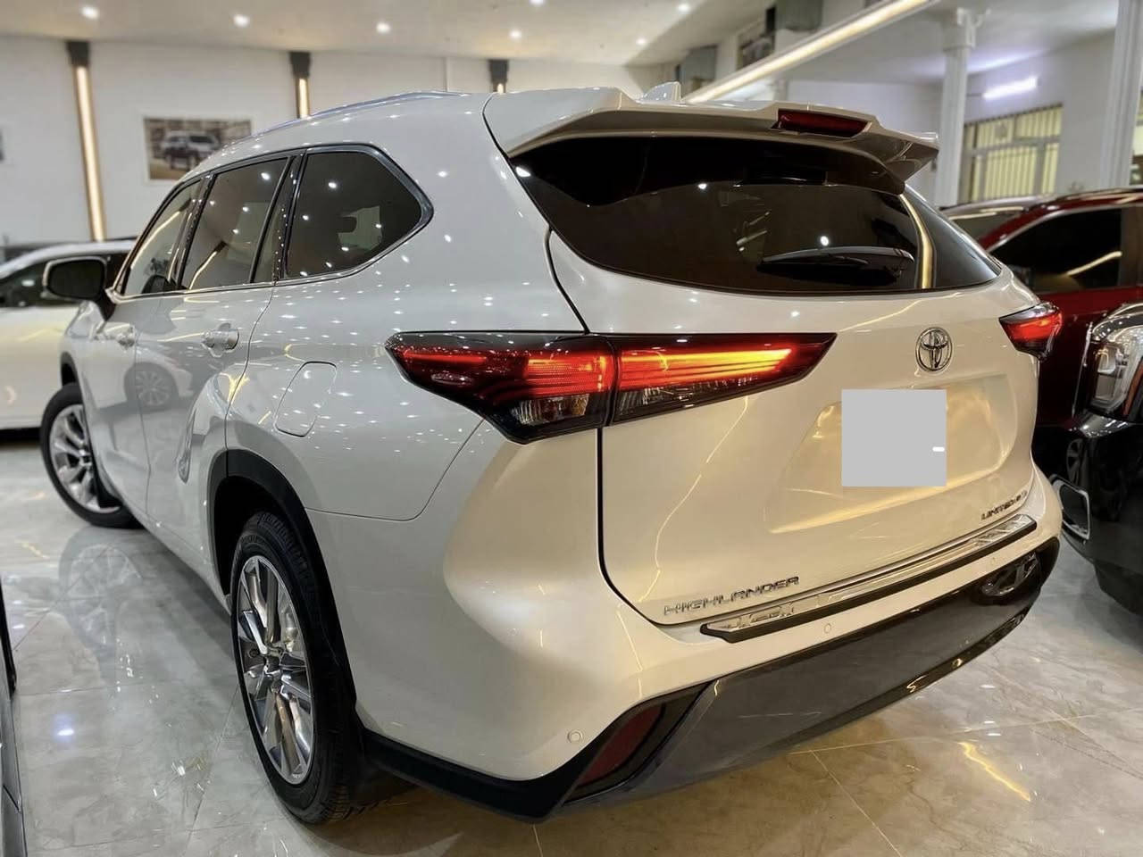 #TOYOTA_Highlandar_Limited_AWD_2022
#AWD_دفع_رباعي

#Full_Options_Limited_ فول مواصفات

#Color_White اللون ابيض داخل عسلي

#Canadian_Specification _وارد_كندي

#Clean_Title☑️✅ _ كلين تايتل كفاله عامة

#Mileage: 69.000m _ ماشى ➿🛣 

‎#محرك_V6_3.5

~~~~~~~~~~~~~~~~~~~~~~~

‎سيارة وارد كندي كلين تايتل مكفول كفالة عامة وغير مسروق

‎ شرط تقرير الكارفاكس كلين وليس سرقه Stolen 

‎(يعني السياره ممسروقه من كندا تم الشراء مباشر من شركات )

‎✅ ضمان انتربول ✅

~~~~~~~~~~~~~~

‎ئۆتومبێلەکە لە دروستكراوی كەنەدایە كلین تایتل هیچ لێدرانی نیە هەموو شتێكی بەشەرت ،كارفاكسی دزراوی نیە (واتە لە كەنەدا نەدزراون راستەوخۆ لە كؤمپانيكان كراون)

‎ ✅ زەمان ئەنتەرپول ✅

*********************

Price: 37,900 $

~~~~~~~~~~~~~~~~~~~~~~~

WhatsApp/ ***********

Phone 📞/ ***********
