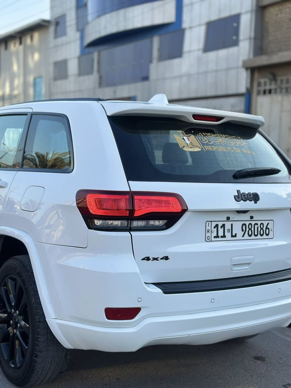 السلام عليكم 
جيب كراند شيروكي 2020 أمريكي 
أبيض 
حادثها (السونار مرفوق مع الصور) 
مواصفاتها 
فتحه ،بصمه،رادار امامي خلفي ،صندوق كهربائي، كشنات كهربائي ،تدفئه كشنات، قطعتين تبريد، كشنات جلد اسود ، مكينه ٣٦٠٠ ، وبيها مواصفات هوايه 
ماشيه ٦٣ الف 
السعر ١٩٧ ورقه وبيها مجال بسيط 
السياره جاهزه مابيها اي نقص 
ماتصرف عليها دينار 
مكان السياره بغداد جميله 
للأستفسار ***********
