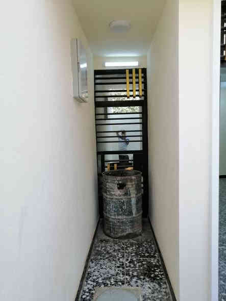 السلام عليكم بيت للبيع طابو صرف اعكادة مساحة ١٣١متر منطقة الأمين الثانية  السدة القديمة يحتوي البيت علا غرفتين نوم وحمامات ٢ اتواليتات ٢ استقبال  مطبخ صالة درج البيت  مدخلين اي استفسار راسلني او اتصال عل رقم ***********
