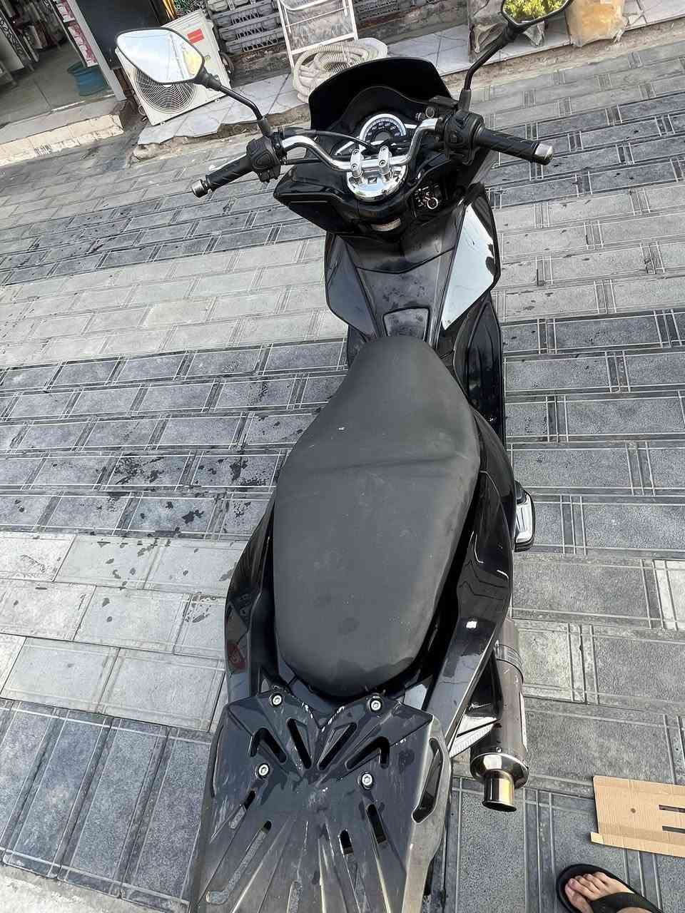 سلام عليكم 
دراجةpcxياباني محرك150c
دراجه شلعه معدل لانضوح ولاتبخير
مكينه ناعمه. مابيها اي نقص كلها شغال 
ستاند حساس مانع نزلاق دراجه كلش نضيفة  السعر13$وبيها مجال   مكاني العطيفيه او المنصور لاستفسار لاتصال على ***********
