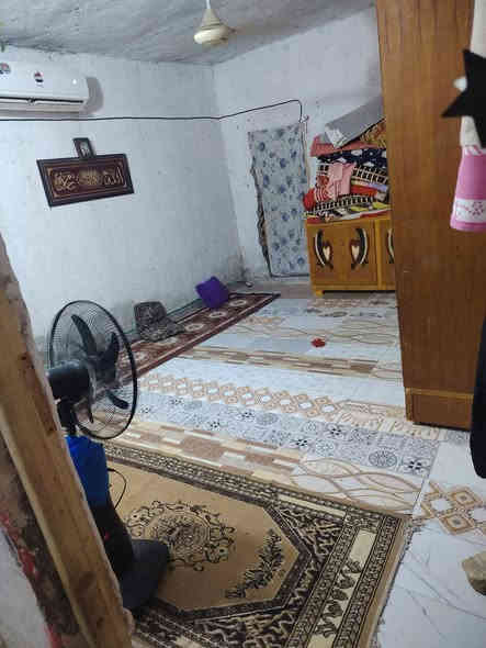 بيت لبيع تجاوز مقابل شارع الصدرين مقابل مطعم الحوراء مساحه 100يتكون غرفه وصاله ومطبخ ودوانيه حمام  داخلي
وصحيت خارجيه مشتركه ملاحظه بي وصل تمليك الشراي بي خير ويدلل سعر خاص وهاذ رقمي *********** بخدمتكم
