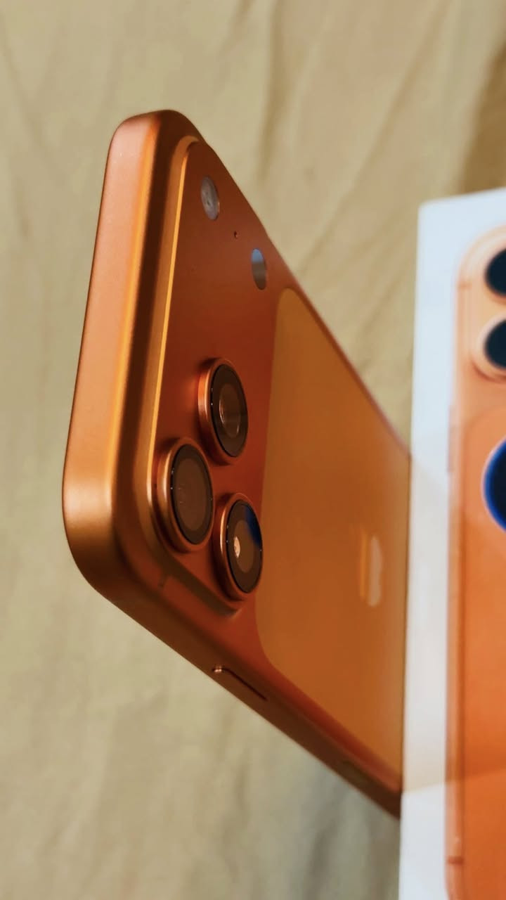 السلام عليكم 

17 برو ماكس 256 ماسترررررر
شرق اوسط شريحة 
بطاريته 100 نظافته 100 مشحون 50 مره مستخدم شهرين ملحقاته كامله سعره 2200 ألف مكاني بغداد *********** واتس
