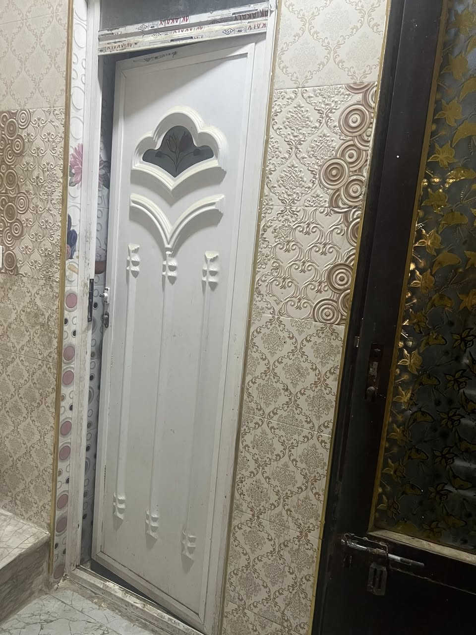 السلام عليكم بيت البيع 
‏مساحة 80 متر طابو غرفة جوا استقبال وحمام طابق ثاني ثلاث غرف العنوان بغداد الشعله شارع 60/***********
