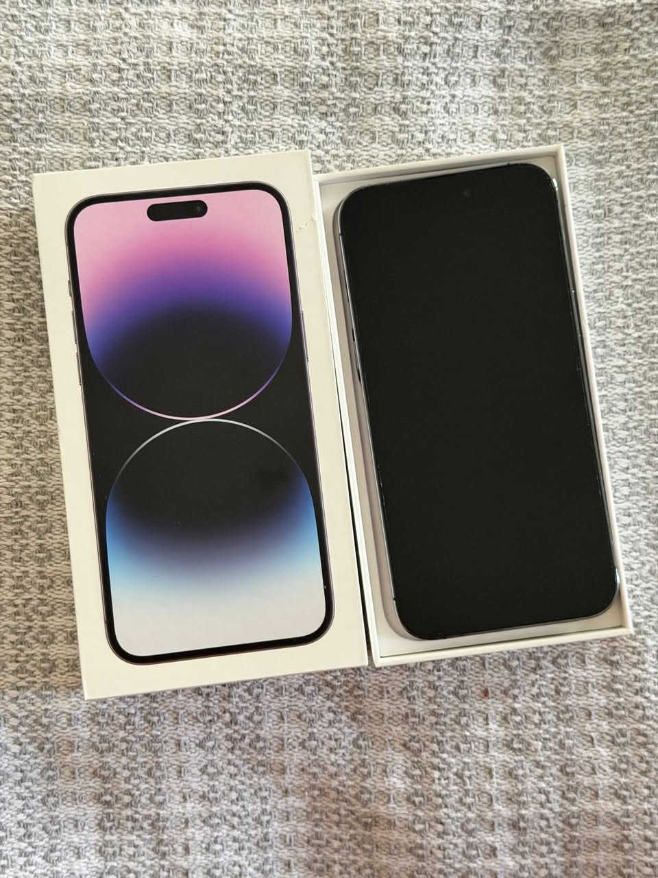 السلام عليكم 
ايفون ١٤ بروس ماكس 256 
بطارية ٧٧ 
بي فطر بالكامرة الخلفية خفيف كلش
ممفتوح ولا داخل تصليح ابد 
ووتر بروف  
نظافة الجهاز ٨٠٪؜ 
جهاز كامل مع ملحقاتة كاملة 
مكاني بغداد حي البنوك  
***********
