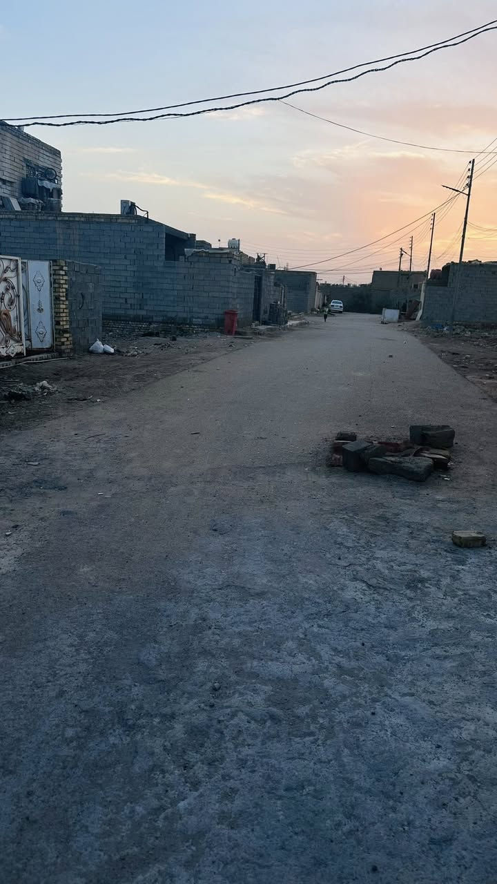السلام عليكم دار جديد للبيع مثل ما موضح بلصور ولفيديو 240 استقبال +صحيات خارجيه وداخليه +مطبخ +صاله+غرفتين  المكان حي الحسين الجديد للأستفسار اتصل على رقم ***********‬
