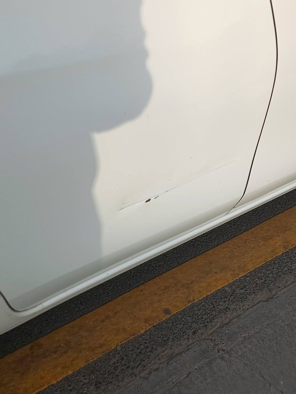 سني موديل ٢٠٢٤ بهيه شخطه بسيطه بالباب الخلفي مكفولة ماشيه ٦٥الف سعر 118$  وبيها مجال بسيط رقم اربيل سنويه بسمي العنوان بغداد لأمين حي رئاسة رقم الهاتف ***********
