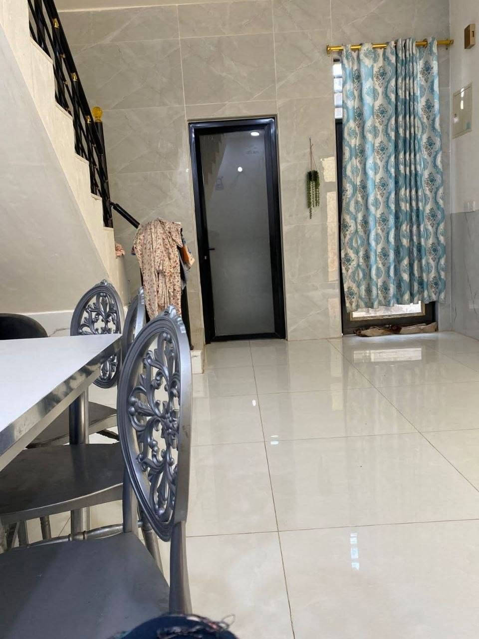 🏡 *دار للبيع - حي القضاة خلف مول حمورابي*

*التفاصيل العامة:*
- *المساحة:* 150 متر
- *السند:* 25 - زراعي
- *الموقع:* حي القضاة خلف مول حمرابي
- 

*تقسيم الطابقين:*

*الطابق الأول:*
- غرفة + مطبخ + استقبال + هول
- صحيات داخلية + خارجية
- طرمة

*الطابق الثاني:*
- غرفة + بيتونة
- سطحين

📞 *للاستفسار:* ***********

