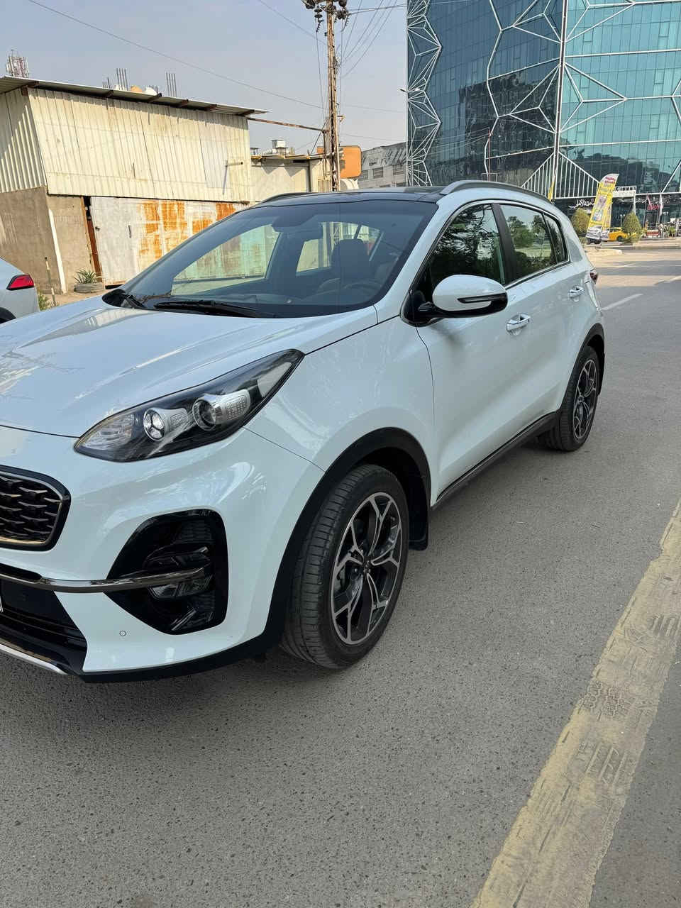 السلام عليكم سبورتج خليجي فوول جي تي لاين كفاله بيه اصبع بارد بل بنيد سياره جديده ماشيه ٤٠ الف وبيه سونار / موديل 2020  سعر 227 يعني 22.700  مكان السياره بغداد حي العدل 
للأستفسار ***********
