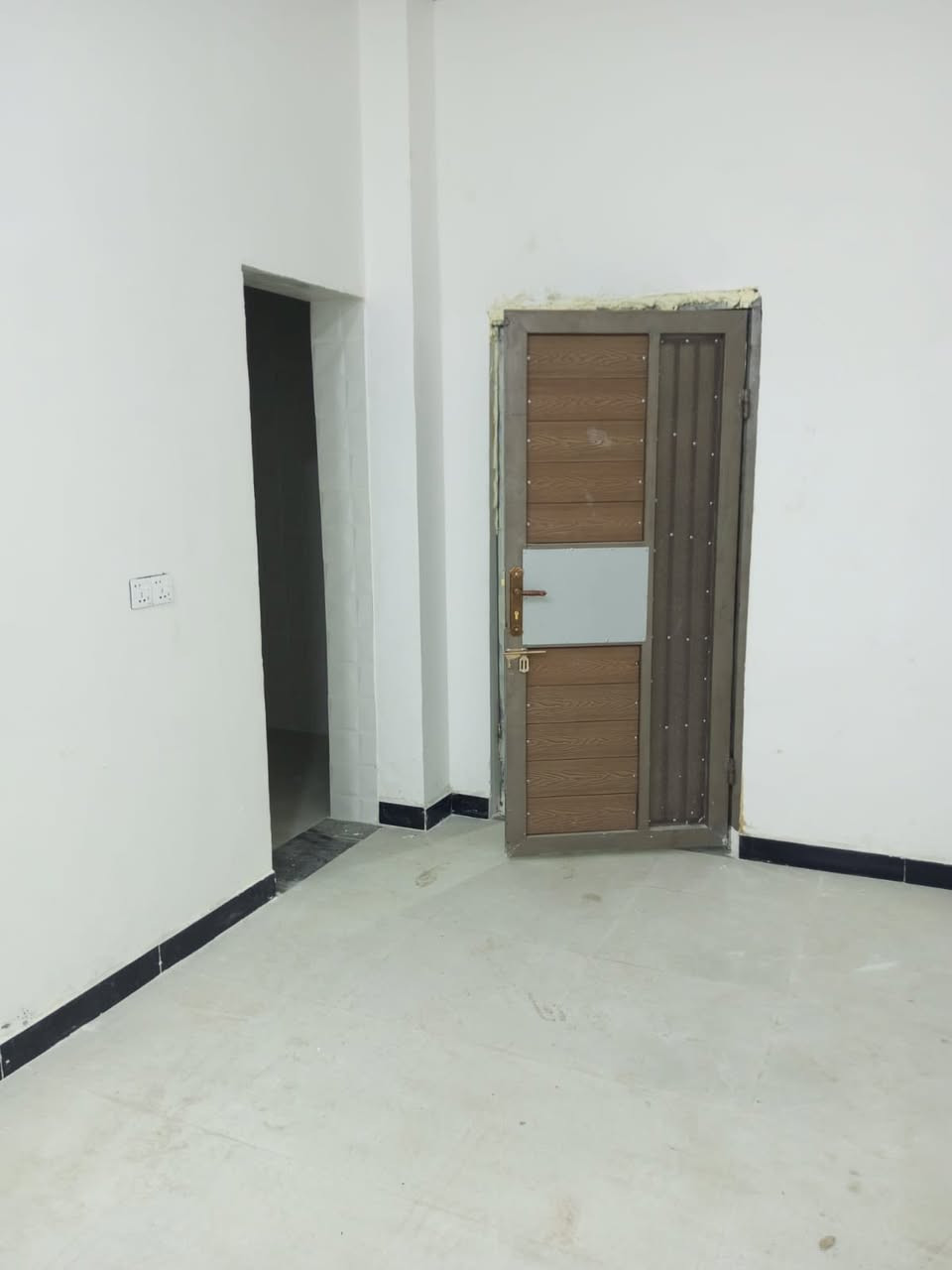 شقة لللبيع في الاكوات الثالثة شارع البزل   ب650 وبيها مج ال لل استفسار ***********
