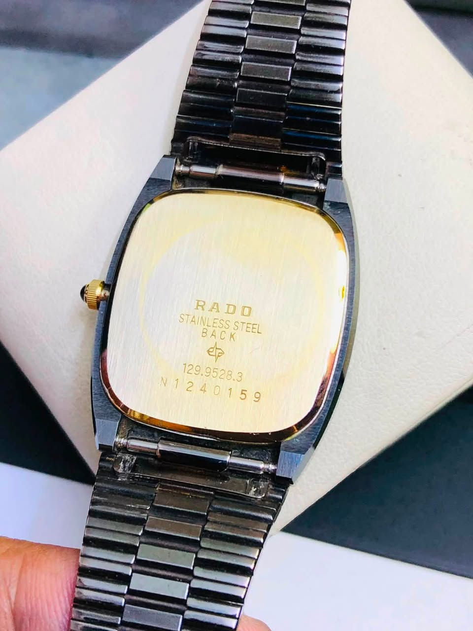 ساعة رادو  ( RADO) ديستار       
سويسري اصلي  انتاج الثمانيات    
ديستار بلاك -كاربون  - كلاسك        
لوك غير مستعملة 
مع العلبة الأصلية  
للاتصال ***********
