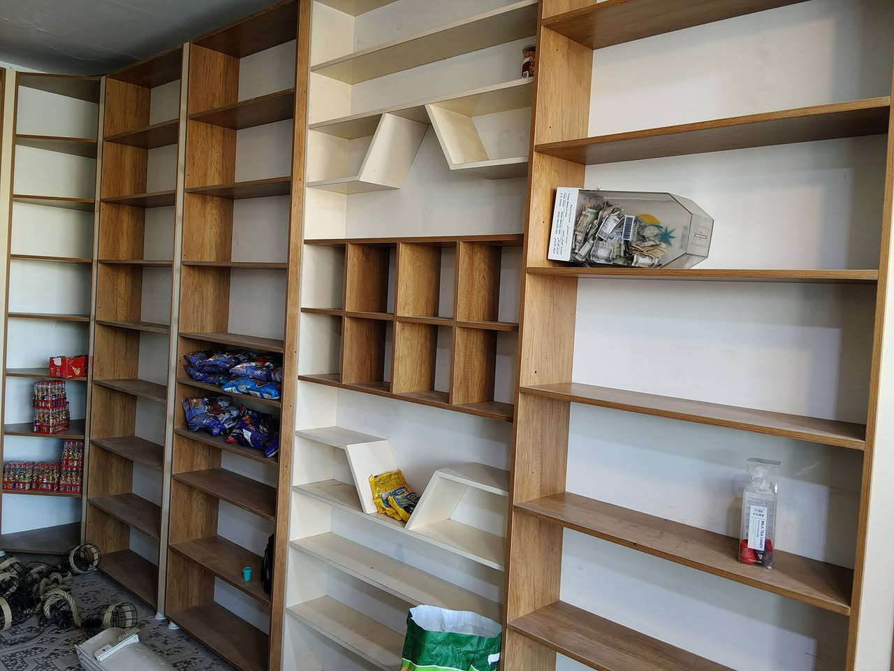 رفوف للبيع
***********
