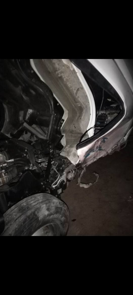 كنتر 2023 طولها 5 متر  مضروبة السعر 150 قفل متوازي على بيعتها  بس هاذ حادثها ماشية 120 مكفوله سابقا مكاني شعب ***********
