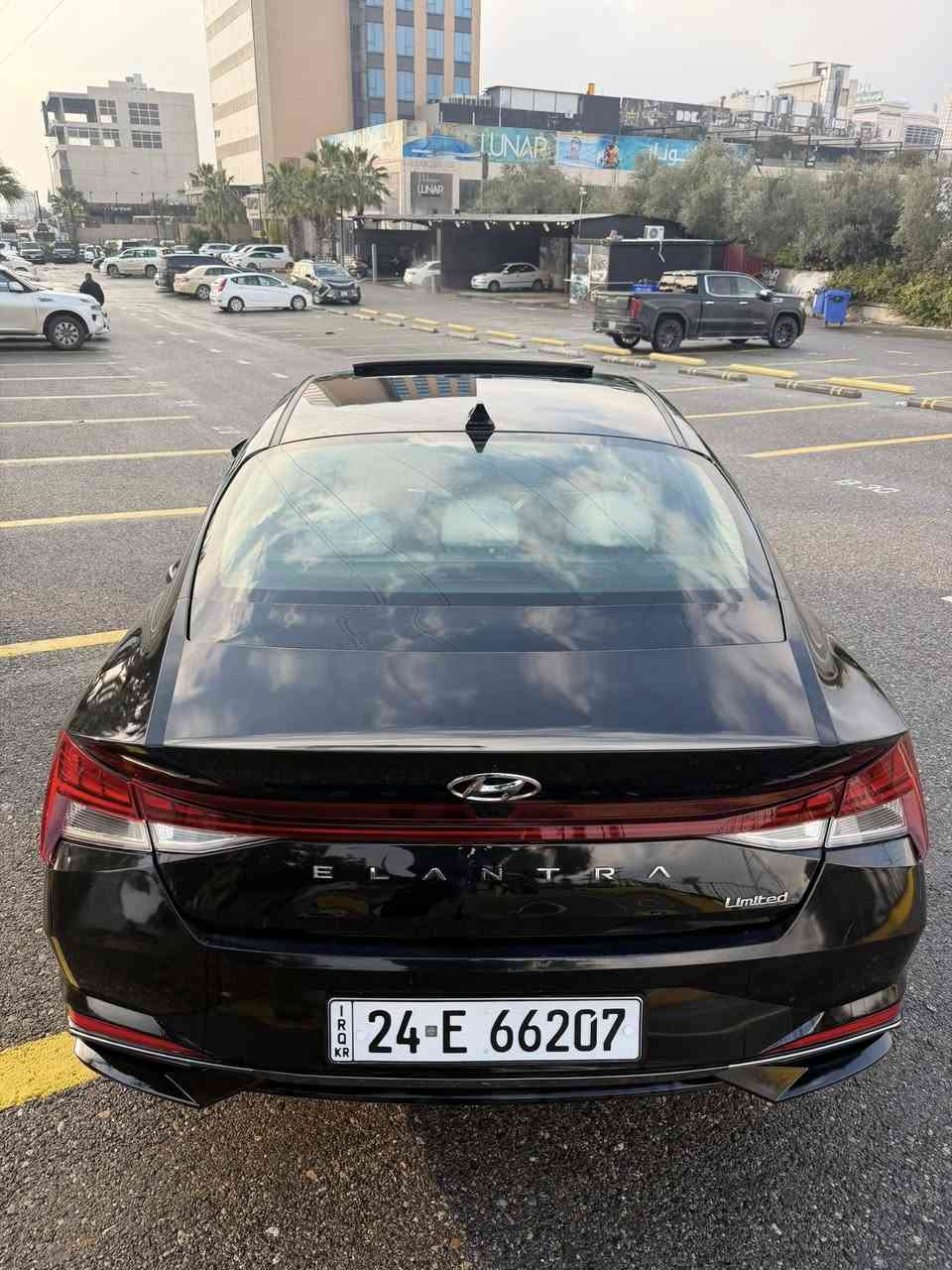 هيونداي إلنترا Limited موديل 2023
المواصفات الأساسية:

الموديل: 2023

الفئة: Limited (أعلى فئة بالإلنترا)

نوع المحرك: 2000cc (دبل)

الممشى: 26 ميل فقط

المواصفات الداخلية والخارجية:

دخول ذكي + إنارة ترحيبية في مقابض الأبواب

صندوق ذكي يفتح تلقائياً عند الاقتراب

رادارات 360 درجة + نظام محافظة على المسار

نظام قيادة شبه ذاتية

شحن لاسلكي

حساسات خلفية

إضاءة أمامية ثلاث عدسات + بك لايت LED

مقاعد جلد

مقعد السائق كهربائي مع تدفئة

إضاءة داخلية متغيرة الألوان (Ambient Light)

فتحة سقف (سلايد روف)

تبريد وشاشة مناخ منفصل

عدادات رقمية (Digital Cluster)

نظام صوت BOSE بـ 8 سماعات

Auto Hold + هاند بريك بصمة

وضعيات قيادة (Sport – Normal – Smart)

مرآة وسطية بتعتيم ذاتي

داخلية باللون الابيض 

السبير والعدة كاملة

السيارة بحالة ممتازة جداً

بدون صبغ 

لا يوجد أي عيوب ميكانيكية 

سعر 💸(165)

هاتف / ***********
وتساب
