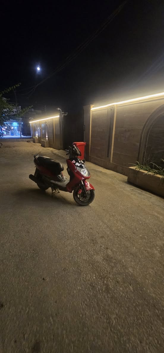 السلام عليكم سكنس للبيع مستعجل فحل خط واحد كابريتر دراجه ما ناقصه اي شيء بس شغلات بسيطه الدراجه تجي تفحصها كفاله عامه سعر الدراجه 650 وبيها مجال المكان شارع الحولي قرب مستشفى مهندس
 الرقم***********
