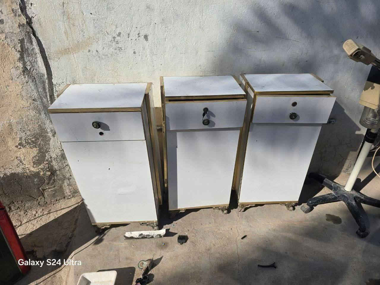 كلهن  اب75الف قفل غراض صالون بيع مستعجل كلش العنوان حله ورديه خارج قرب علوت المخضر يم البسطيات مال المخضر  *********** مال حلاقه وعلي بلاش لان مكان ماعندي
