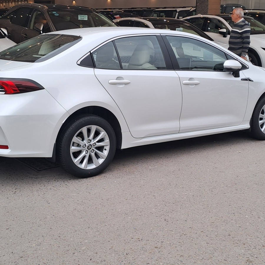 ♦️Toyota Corolla 2️⃣0️⃣2️⃣4️⃣ تيوتا كورلا ♦️

🔸️بانزين فقط
🔸️خليجي   غير مستخدم 
🔸️محرك 1.8 لتر (1800 سي سي)، 4 سلندر.
🔸️ناقل حركة أوتوماتيك CVT.

🔸️دفع أمامي (FWD)
🔸️فتحة سقف (سلايد).

🔸️مصابيح أمامية وخلفية LED.

🔸️كشافات ضباب أمامية LED.

🔸️جنوط (ويل كب) ألمنيوم قياس 16 أو 17 بوصة.

🔸️مرايا جانبية كهربائية مع إشارات ترحيبية.

🔸️حساسات أمامية وخلفية.
🔸️تشغيل بصمة ودخول ذكي (بصمة أبواب).

🔸️شاشة ترفيه وسطية تعمل باللمس (تدعم أبل كاربلاي وأندرويد أوتو).

🔸️مقاعد جلد أو مخمل (لونين).

🔸️تكييف إلكتروني قطعتين (أمامي وخلفي).

🔸️عدادات ديجيتال.

🔸️تحكم من المقود (ستيرن) مع مثبت سرعة.
🔸️نظام فرامل ABS + نظام توزيع قوة الكبح EBD.

🔸️نظام الثبات الإلكتروني (VSC).

🔸️وسائد هوائية أمامية (عدد 2).

🔸️كاميرا خلفية.

🔸️الضمان:

ضمان وكالة ساز (SAS)  لمدة 3 سنوات أو 100,000 كم، مع خدمات صيانة مجانية. 

السعر : 29,500,000 دع

اشتري بثقه 💯 
شركة عراقنا لتجارة السيارات 
بغداد-معارض البياع شارع الرئيسي
***********
