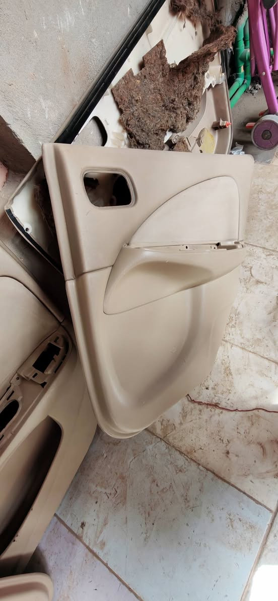 السلام عليكم 
تخم بطاين مع يدات الكيلون والعطرات نظاف اخو الجديد السعر 80 الف مكاني بغداد الامين الثانيه ***********
