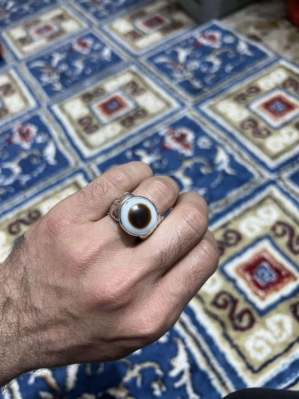 قال الامام علي عليه السلام 
"ابتسم ولو القلب يقطر دما وتوقع خيرا مهما كثر البلاء"            جزع يماني قديم 
شكل قديم 
لون روحه حجم حلو 
صياغه المبدع الحاج طالب ابو مشتاق 
بغداد  الحبيبيه ***********
