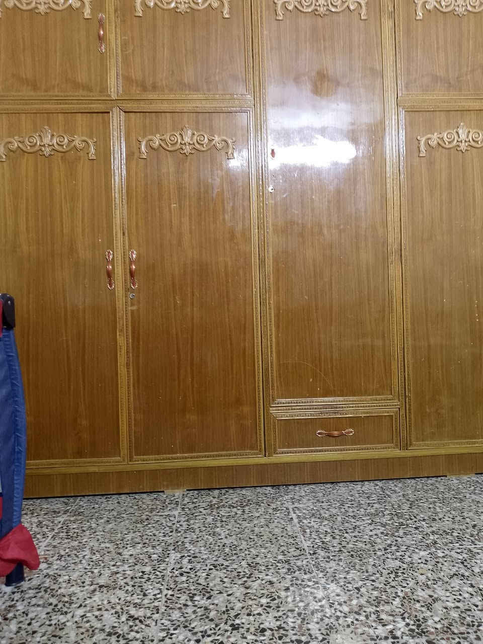 السلام عليكم كنتور وميز توليت للبيع الضرر الباب كسر بسيط وجامه ميز توليت السعر350 وبي مجال بسيط مكان بغداد  رقم استفسار ‏‪***********‬‏
