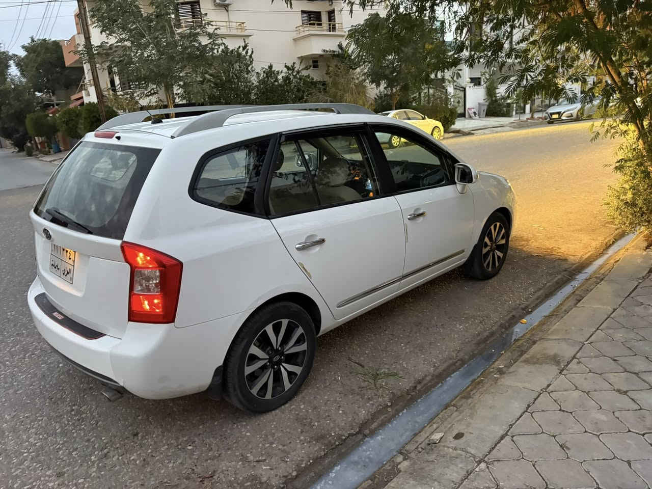 من رخصة الادمن 
كيا كارنز موديل 2013 كلين بدون حادث 
7 راكب كشنات تغليف جلد تاير يوكو هاما
بطاقة بنزين سنويه منتهيه 
السعر 140$ورقة
مكانها كركوك
الاتصال على الرقم ***********
