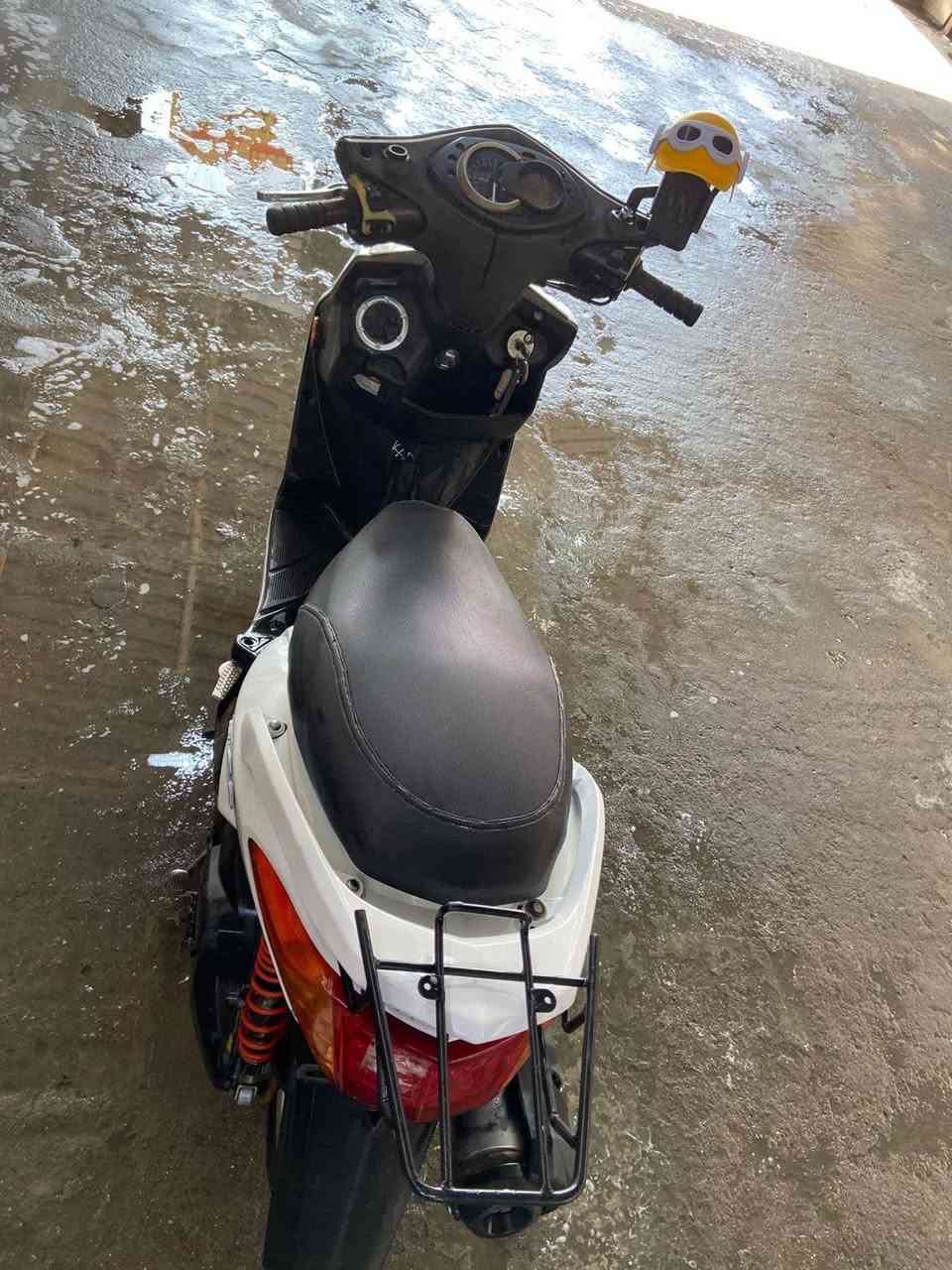 ياماها سكنس فحل 140 - مكينة زيرو ومنفيس كامل بس المنفيس الأصلي ضاع عندي بس الاستنساخ 
​التفاصيل:
للبيع دراجة سكنس فحل (ياماها 140)، الدراجة مال جناي وخير من الله.
​المكينة: نظيفة جداً وفوك ما تتصور، ناعمة وصوتها يطرب، لا مفتوحة ولا ملعوب بيها، وشلعتهة تكسر الظهر.
​الأوراق: منفيس كامل وأصولية، يعني تشتري وأنت مطمن.
​البدن (الكفرات): نظيفة جداً، بس اكو شخوط بسيطة وكسر ببعض الأماكن لا يذكر ولا يعيب الدراجة، والي يجي يشوف يحكم.
​الكهربائيات: كلها شغالة وما بيها أي نقص.
​السعر: [950 الف] وقابل للتفاوض  للطيبين.
المكان: بغداد - [البلديات ]
​للاستفسار: [***********]
