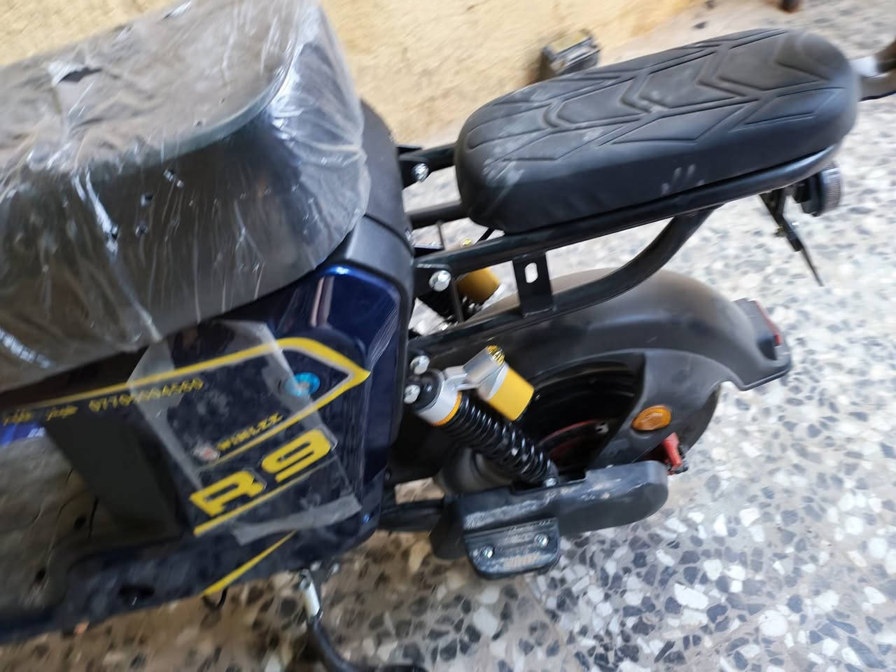 دراجه شحن R9 شركه winlee صارلي شهر من اخذتها بطاريات حجم، كبير ٥جدد دراجه كامله بدون عطلات للبيع فقط بسعر٦٠٠ قفل لان بس البطاريات ب٢٢٠ الف مكاني بغداد زعفرانيه  للاستفسار *********** متواجد واتساب
