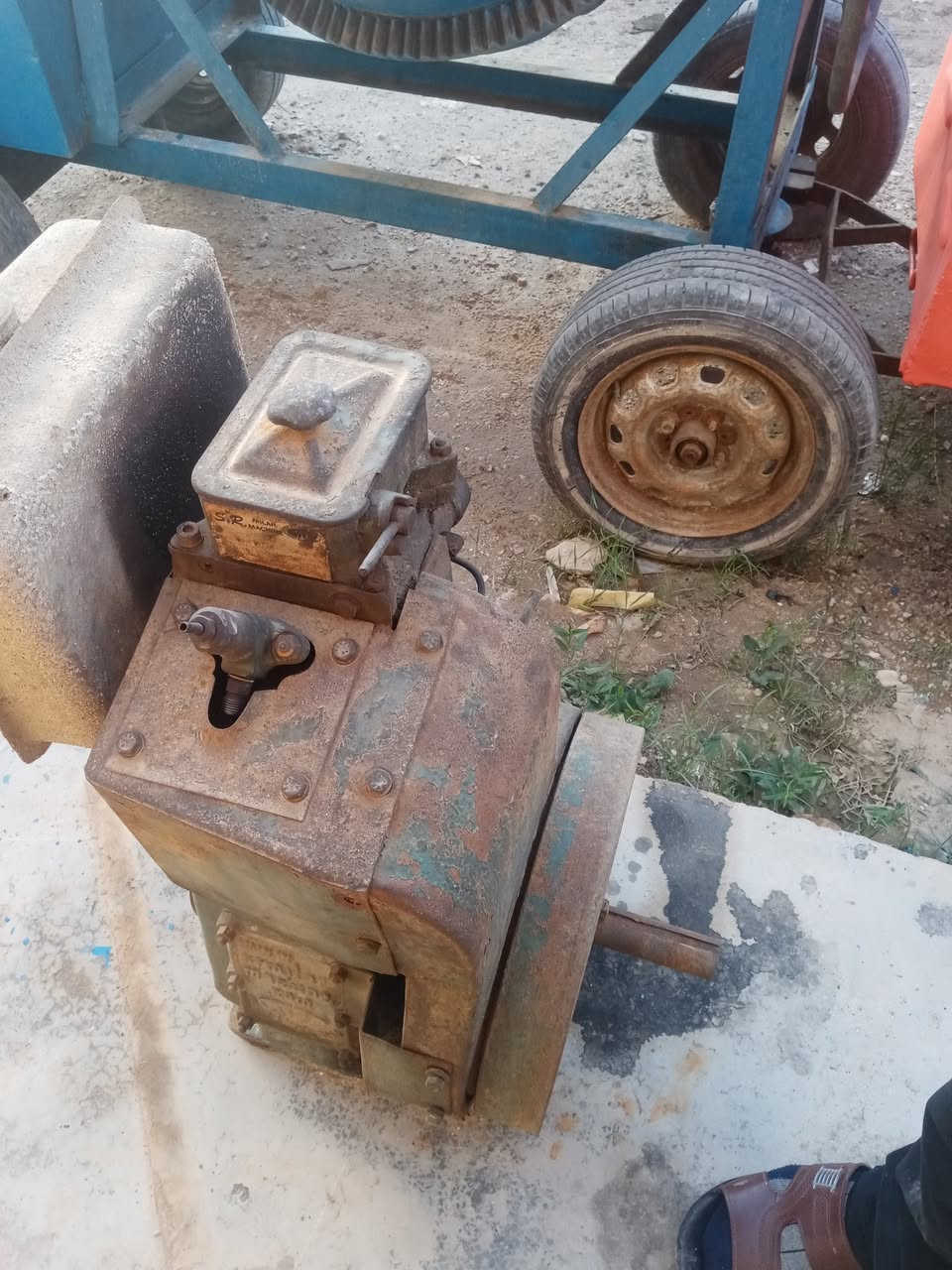 السلام عليكم محرك للبيع متروك محرك سبعه ونص السعر ٢٠٠ السكن الرمادي التواصل ع هاذه الرقم ***********
