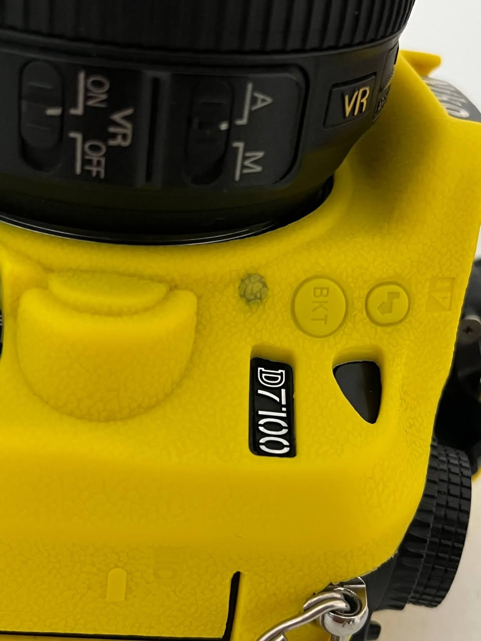 كاميرا نيكون D7100 نظافة 100‎%‎ وكلشي شغال 

واي زلغ او خدش مابيها 

ملحقات الأصلية: 

بدي +عدسة 18-105

جلدة (حافظه)

بطارية أصلية

جنطة نيكون (أصلية)


**إذا كنت صاحب هذا الإعلان وتريد حذفه لأي سبب، رجاءا أرسل رسالة إلى الدعم الفني**