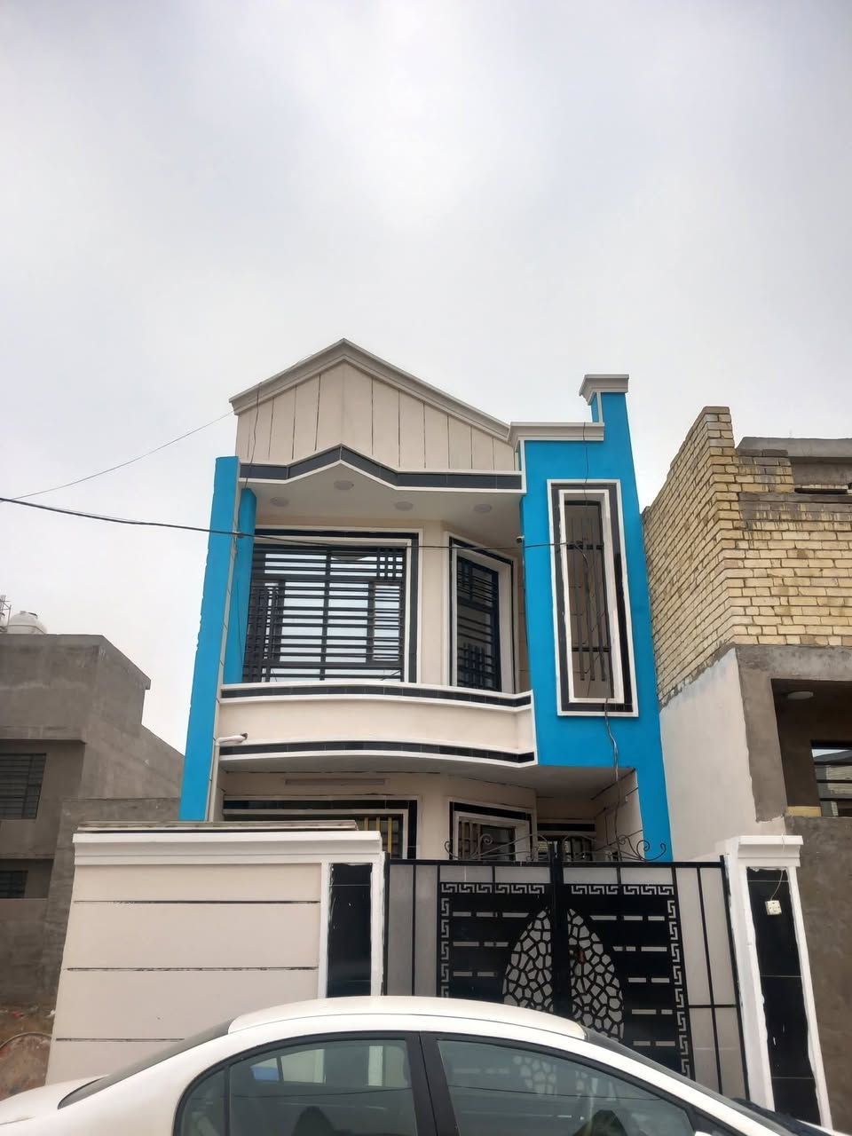 بيت للبيع مساحة 100 متر طابق ونص في منطقة بيت بنية فرع ٢٣
طابق الاول استقبال وصالة ومطبخ وصحيات وغرفة 
والثاني غرفة وصالة  وسطح 
كامل 
للاستفسار الاتصال ***********
