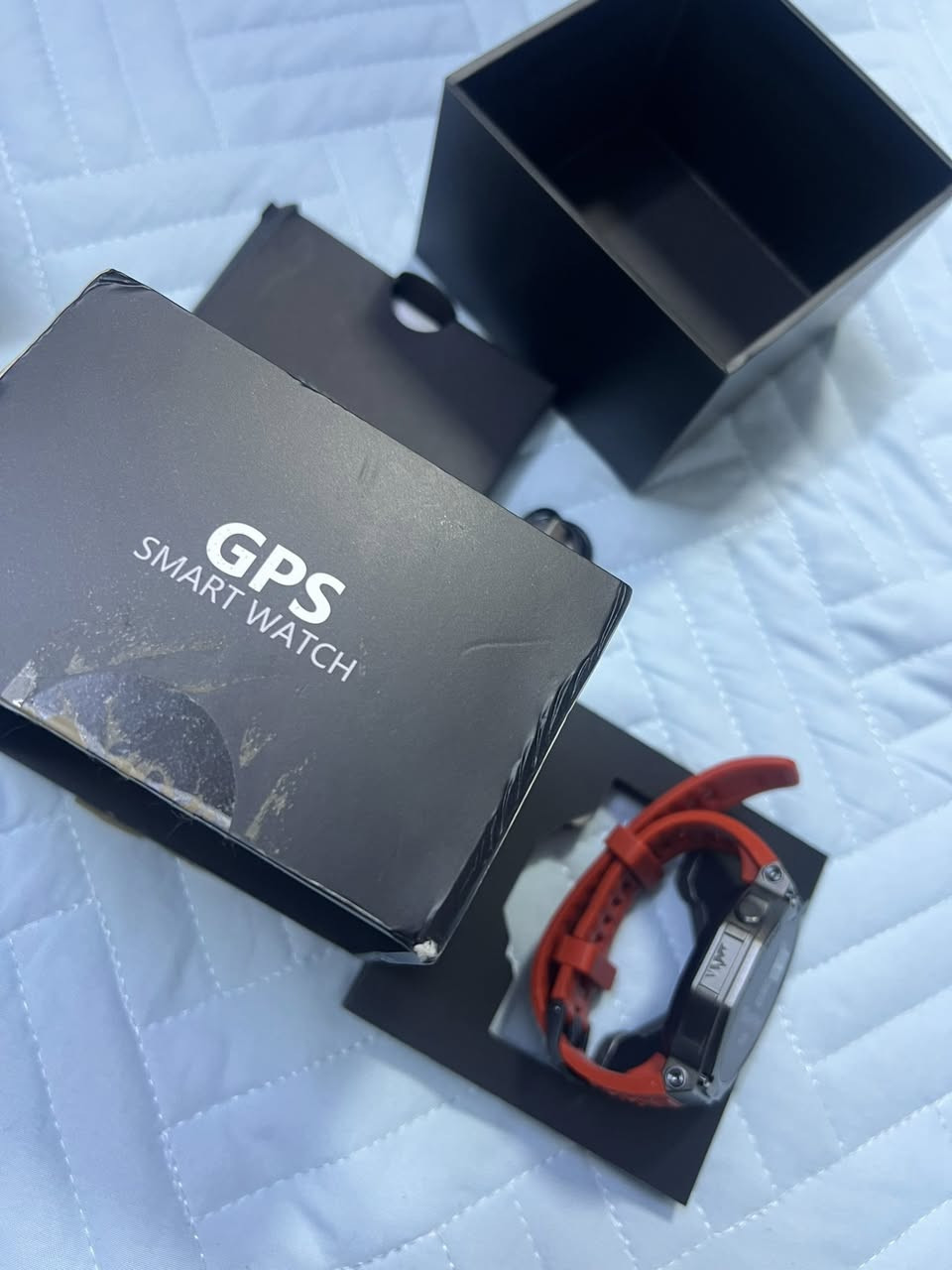 هذه ساعة ذكية بنظام تحديد المواقع (GPS).
تتميز بقدرات تتبع وتحديد الموقع عبر نظام تحديد المواقع.
يمكن استخدامها في الأنشطة الرياضية أو لتتبع الأطفال.
تأتي بتصميم متين وحزام أحمر اللون.
قد تحتوي على ميزات إضافية مثل إجراء المكالمات أو الكاميرا أو مراقبة معدل ضربات القلب، اعتمادًا على الطراز المحدد.
السعر 50 قفل


**إذا كنت صاحب هذا الإعلان وتريد حذفه لأي سبب، رجاءا أرسل رسالة إلى الدعم الفني**