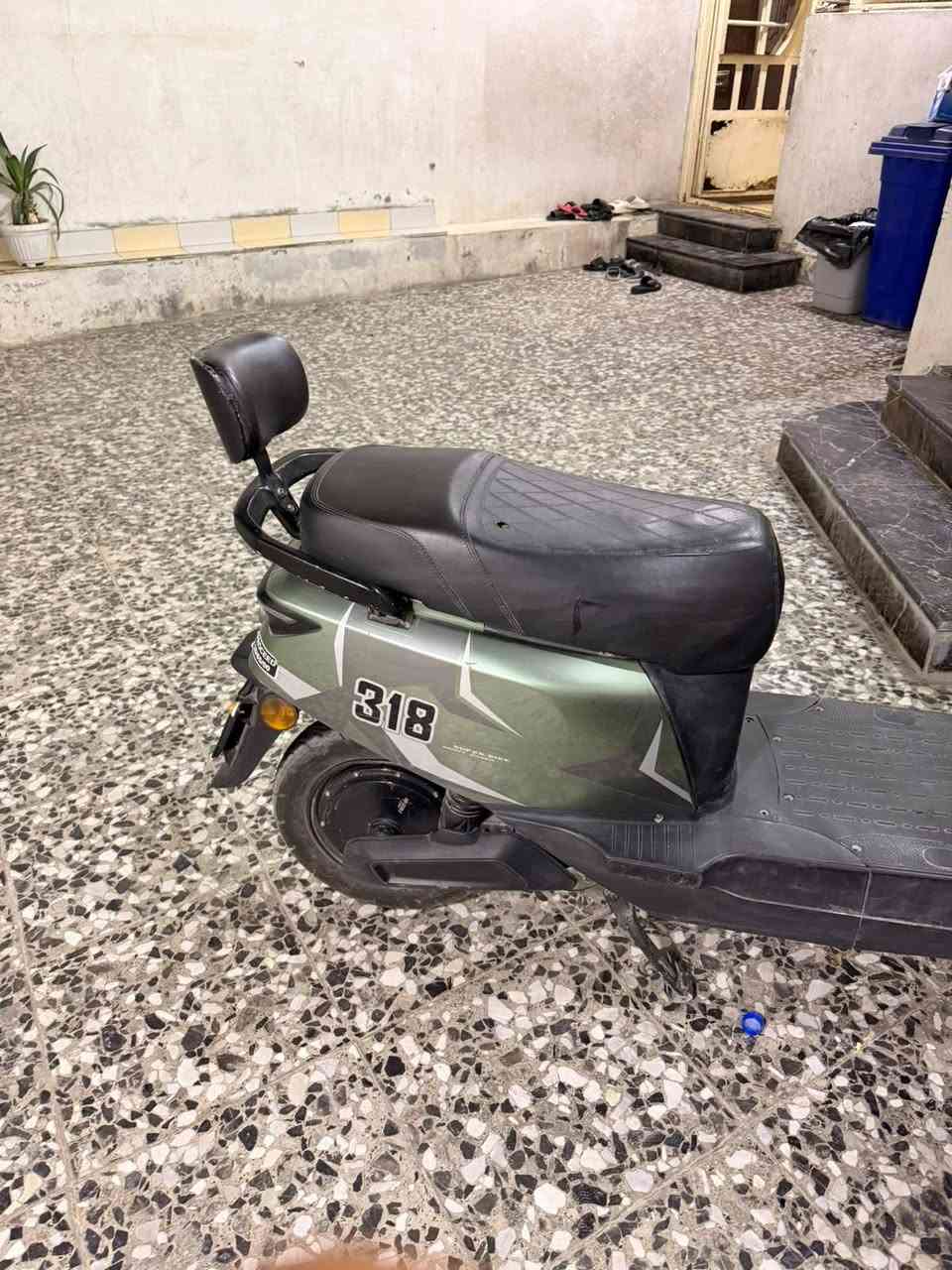 السعر 530 الف وبيها مجال بسيط حك الجيه 
للتواصل واتساب تلجرام
*********** 
انستا f1_14f

هذه هي الدراجة الكهربائية الشهيرة والمعروفة في السوق العراقي باسم دراجة شحن 318 (أو إصدارات Korea-MR الـ 318)، وتعتبر من الدراجات القوية والمطلوبة جداً بسبب متانتها وتصميمها العصري "أبو عيون" المميّز.
​إليك المواصفات الحقيقية والمضبوطة لهذه الدراجة:
​⚡ الأداء والسرعة
​قوة المحرك (الملف): يأتي بمحرك قوي بقدرة 1500 واط إلى 2000 واط (حسب الدفعة والدقة في التصنيع)، مما يعطيها عزماً ممتازاً في الصعدات.
​السرعة القصوى: تصل سرعتها على الشاشة (الكيج) إلى حوالي 85 - 95 كم/ساعة (والسرعة الفعلية على الأرض تتراوح بين 65 إلى 75 كم/ساعة حسب الوزن).
​ناقل الحركة (الجير): تحتوي على 4 سرعات (نمر) إلكترونية لتوفير الطاقة أو زيادة السرعة، بالإضافة إلى نظام R (بَك) للحركة إلى الخلف.
​🔋 البطارية والطاقة
​نظام البطاريات: تعمل بـ 6 بطاريات كبيرة الحجم من نوع "غرافين" (Graphene) المتطور بقوة 32 أمبير.
​المسافة (المدى): تقطع مسافة تصل من 50 إلى 70 كم بالشحنة الواحدة (يعتمد على معدل السرعة والوزن المحمول).
​🛠️ المواصفات الإضافية والتحكم
​التشغيل الذكي: تدعم التشغيل بدون مفتاح عن طريق البصمة (الريموت)، السويتش الاعتيادي، أو نظام كارت الـ NFC الذكي.
​الإضاءة: نظام إضاءة LED أمامي مزدوج قوي جداً (المعروف بشكل العيون الدائرية المحاطة بإطار برتقالي) لإضاءة ليلية ممتازة.
​الإضافات: تحتوي على شاشة ديجيتال واضحة لقراءة السرعة ونسبة شحن البطارية، بالإضافة إلى منفذ شحن هاتف (USB) وحامل موبايل.
​الدراجة ممتازة للمسافات الطويلة والعمل اليومي بسبب سعة بطارياتها الكبيرة وثباتها العالي على الطريق.

