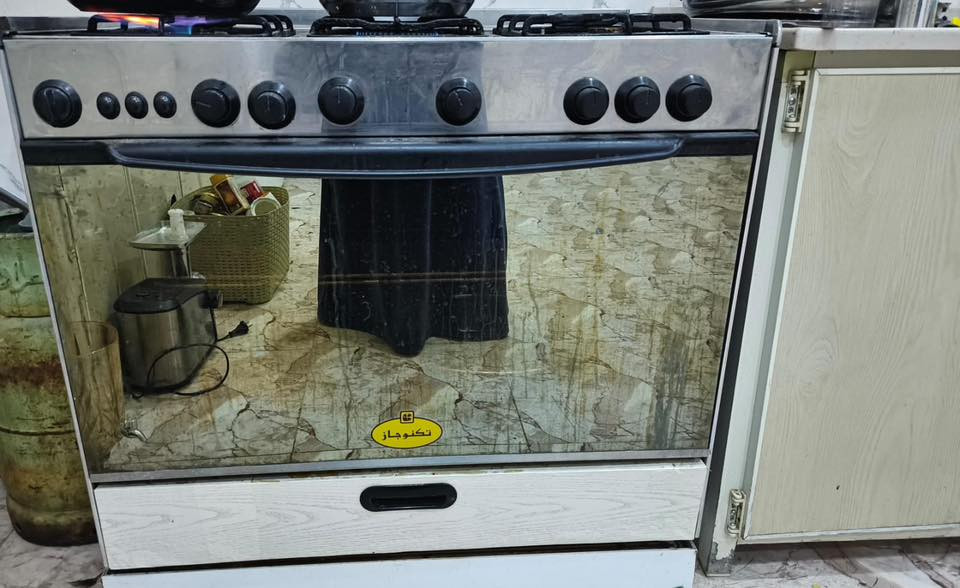 ابيعهم كلهم شلع
كاونتر 3 قطع 
طباخ 5 عيون فرن شغال 
سيت طبلات جديد صار اقل شهر ماخذو
ميز بلازمة جديد صار اقل شهر ماخذو 
صوبة نفطية ياباني 
بلازمة 
ثلاجة حجم كبير حديث نصيفة 
راوتر مع يوبي اس نضيف السبت مشتريهم
تخم جديد 6 قطع
للستفسار 
‭0788 237 7791
