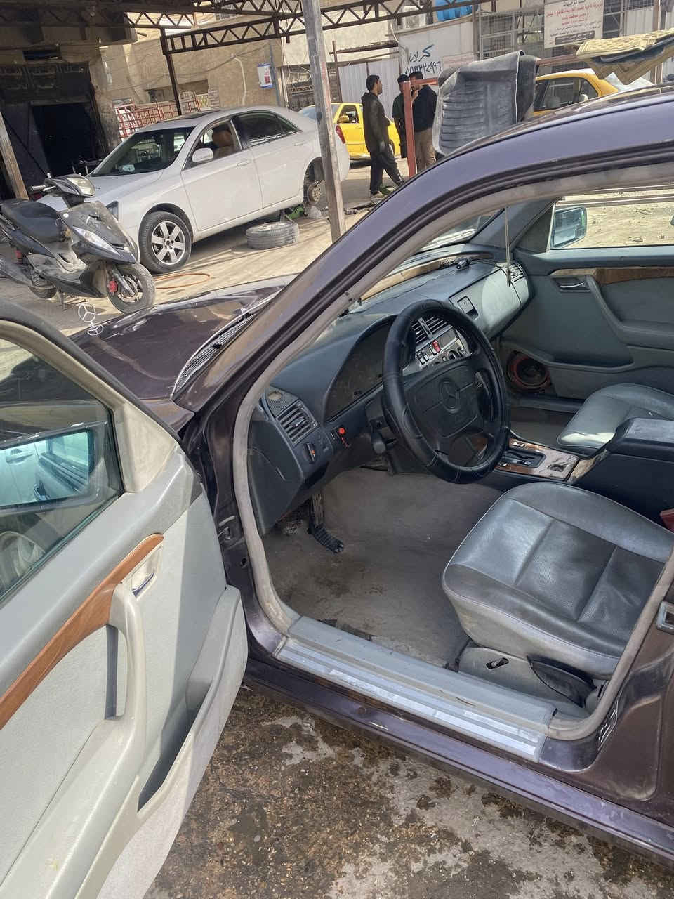 سلام عليكم شونكم شباب 
مارسيدس بيبي شبح c220/1995 رقم بغداد دولي 
سنوية وهزة جدد مصبوغة عام جمالية داخل جلد محرك بلاد خراطيم 4 سلندر كير أوتوماتيك
لايت زنون 
سنترلوك جديد  
جام كهرباء
السعرب58 وبيها مجال حگ الچية بيع او مراوس ب جيب نظيفة وكون رقم بغداد 
*********** واتساب
