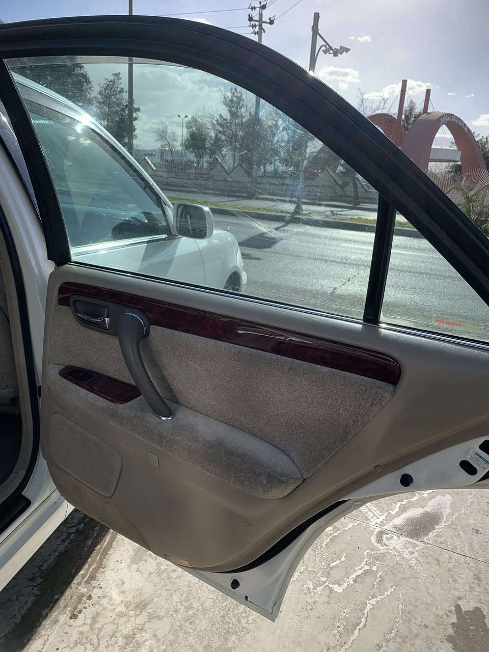 سلام عليكم                      للبيع سيارة ملكة( جنون )موديل 2003 رقم كركوك تسجيل جديد حجم المكينة D4 چبيرة بيه مواصفات  4 دگم +ثلاجة وبردة وشاشة دبل وگيچ الكتروني والامامية والخلفية كرستال ومامضروبة وبدون صبغ وممدعومة +اربع كشنات كهربائية ومابيه نقص وبشرط والسعر 155 وبيهه مجال                          العنوان - محافظة السليمانية-للاستفسار رقم الموبايل ***********
