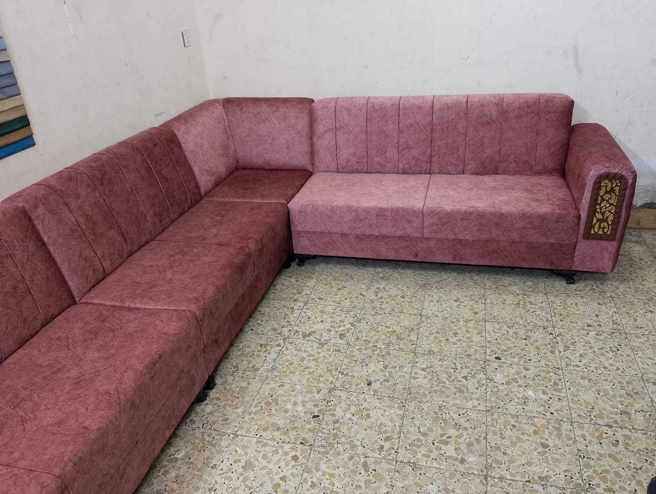 ديوان ٩ مقاعد للبيع نضيف جدا بدون اي ضرر جديد ممستخدم درجة اولى تسكام قماش جديد اصلي سفنج ضغط عالي مميز اول خشب بلوك السعر ٢٧٠ بي مجال بصيط مكان بغداد الحرية اي استفسار علخاص موجود توصيل بكروة رقم الهاتف ***********
