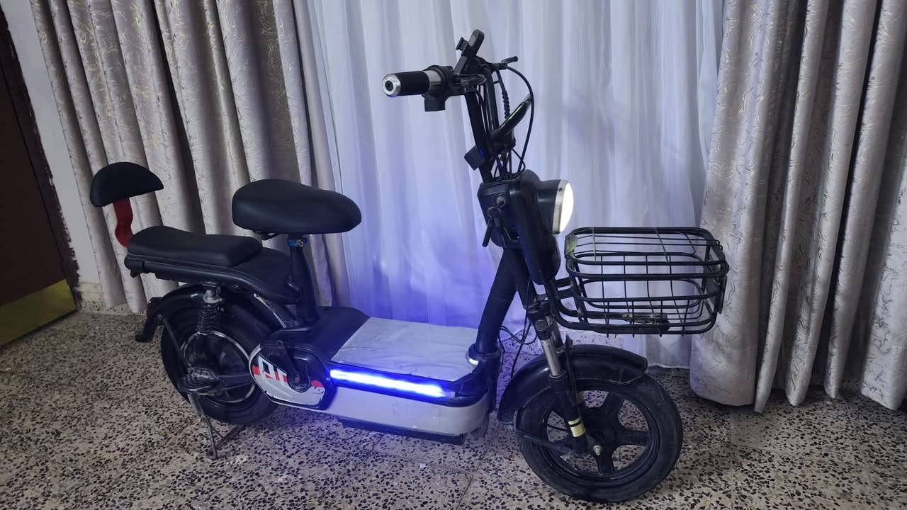 🚲 للبيع | دراجة شحن كهربائية ⚡
دراجة نظيفة وجاهزة للاستخدام اليومي، مناسبة للشغل والتوصيل. 
✅ بطارية قوية. 
✅ إنارة أمامية LED. 
✅ سلّة أمامية واسعة. 
✅ مقعد خلفي. 
✅ اقتصادية جداً بالشحن والكهرباء. 
✅ استخدامها خفيف. 
✅تتحمل وزن. 
📍الموقع: (كركوك حزيران )
💰السعر: (190بيه مجال شوي)
📞  المراسلة: (***********او على مازينجر)

