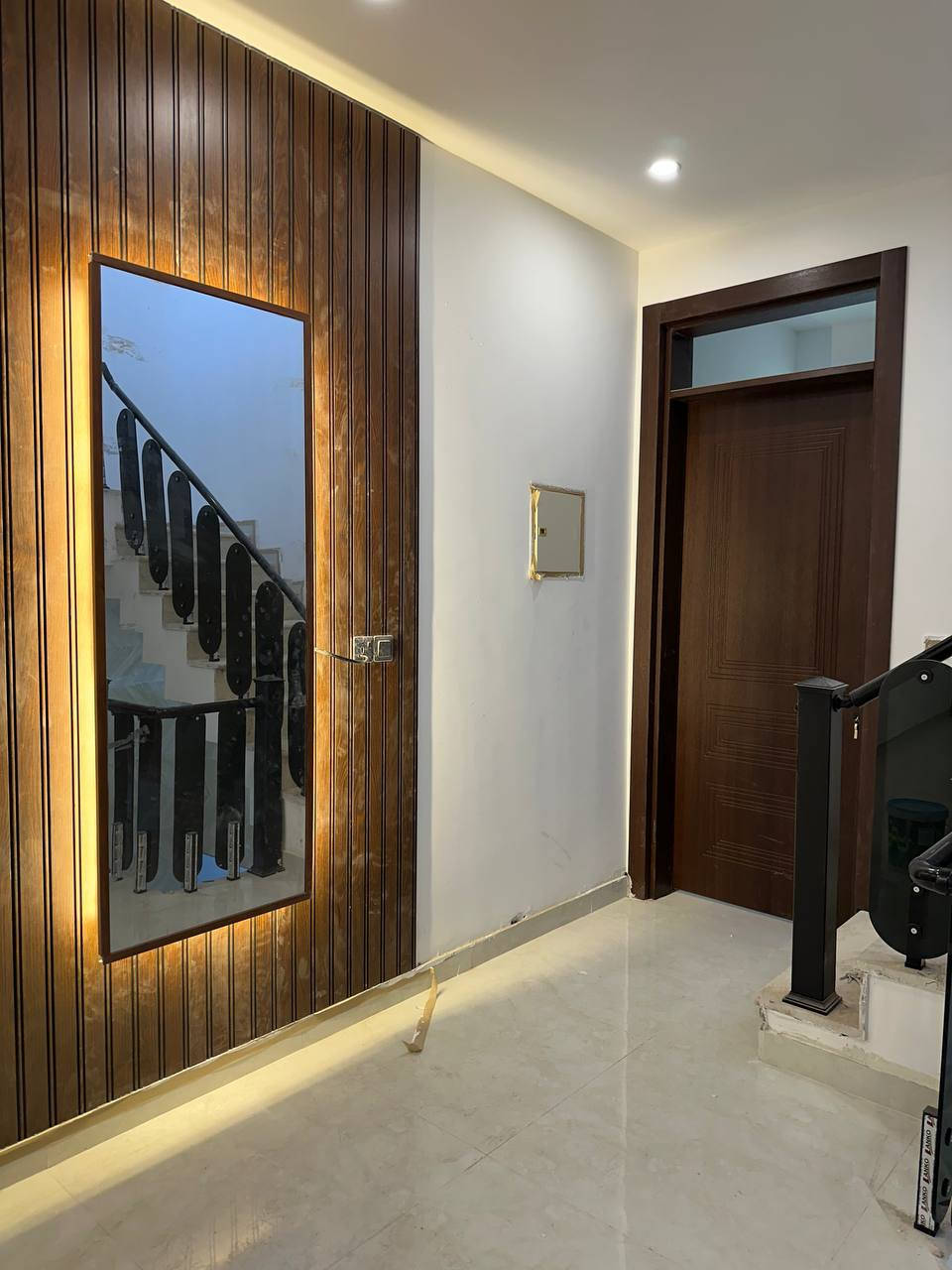 دار حديث للبيع 2026 – مساحة 154 م²

الموقع حي القاهرة الضباط محلة 307

• الواجهة 5.15

• 4 غرف نوم سويت (حمّام لكل غرفة)

• صالة + هول واسع

• حمّام ضيوف

• مطبخ

• كراج

للاتصال: ***********

الموقع: الشارع المقابل لمول القاهرة – خلف جامعة الصادق

https://maps.google.com/?q=33.379349,44.396332
