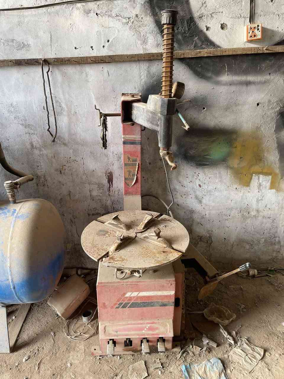 للبيع 
كمبريسر اصلي حجم 1000 السعر مليونين وربع
خالعة مستعملة السعر 300الف
همر اصلي مع صوندة مسلح 20 متر السعر 400الف
المكان الديوانية الحمزة ااشرقي
للأستفسار 
***********
