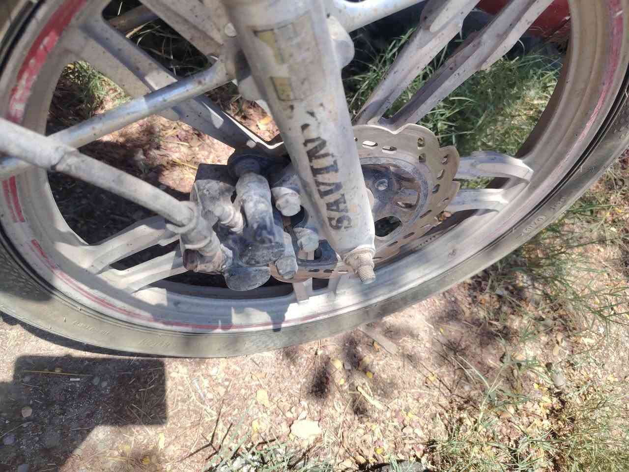 دراجة 5گير🏍️🏍️🏍️ 
دينها گامز
التاير الامامي بنجر
الكهربائيات كلها طافيه🛑 
الهندر مال ستوته🚜🚜 
دهن بدلت الها العام يوم 6 محرم🕒🕒 
براغي المكينه مرتخيه وطالعه ما ادري ليش🤷 
البريكات يشتغلن بس ما يوگفن الدراجة من تمشي
الصالنصه مرتخيه 👈👉 
الكشن مدري السرج مهترأ ممزق في حالة يرثا لها💔 
الدراجه اوراق اوراقها كاملة. بس ضايعه 💔 
رايدها ب 300
مكاني التاجي
24 ابو عضام


**إذا كنت صاحب هذا الإعلان وتريد حذفه لأي سبب، رجاءا أرسل رسالة إلى الدعم الفني**