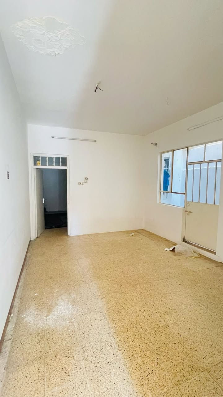 دار للأيجار المساحة 100 متر  في حي الصديق الثانية خلف جامع الطيار                    
الطابق الأول غرفة نوم وهول ومطبخ وصحيات 
الطابق الثاني 
غرفة نوم وهول ومطبخ واستقبال 

علماً ان الدار مفصول الطابق الاول عن الثاني 
للاستفسار 
***********
