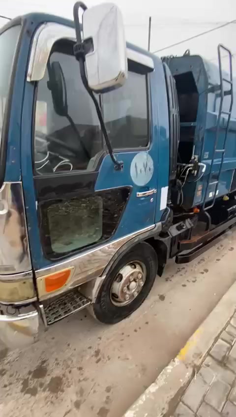 السلام عليكم كابسه عشره مكعب مكينه 80 عادي موديل96 اصل مامعلايه كفاله عمه بس لمكينه بيه تبخير جازه للعمل لسعر ب 180 وبيه مجال  كبس ميكانيك ***********
