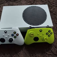 🔴 للبيع: Xbox Series S 🔴 📌 الحالة: نظيف 100% – نظيف جدًا 📌 الإصدار: 20...