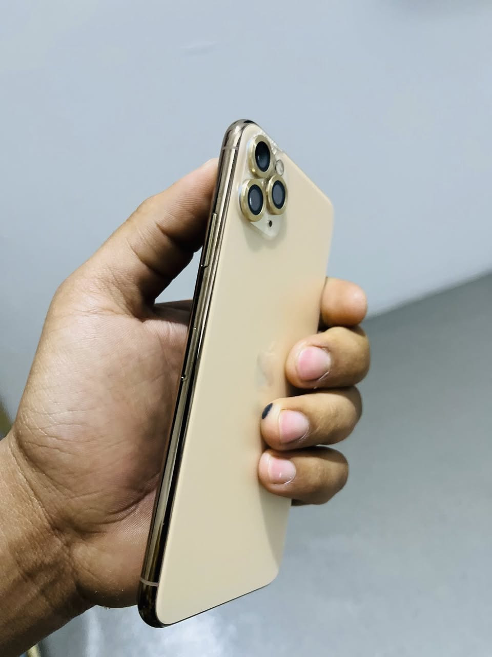 آيفون ١١برو ماكس ذاكره 256بلادي وتر الجهاز بس بي كسر بضهر شويه بطاريه ٧٤ بلاديه صرف كلش حلو الجهاز كلش نضيف السعر ٢٦٠.   ***********
